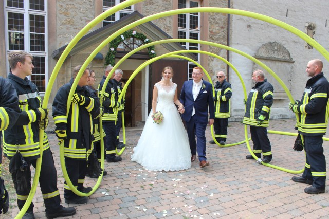 Schlauchspalier für das Brautpaar, Foto: Freiwillige Feuerwehr Heiligendorf