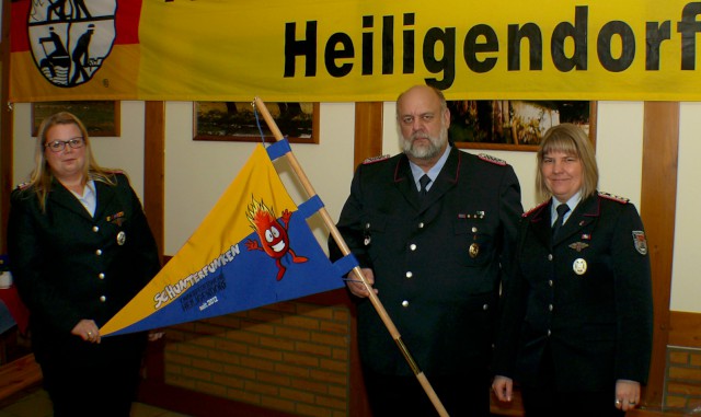 Friedrich-Wilhelm Ihlenburg hat der Kinderfeuerwehr Schunterfunken einen Wimpel geschenkt, Foto: Freiwillige Feuerwehr Heiligendorf