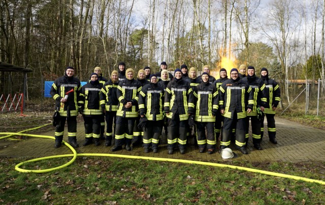 Diese Truppe ließ sich vom Gasfeuer aufwärmen, Foto: Freiwillige Feuerwehr Heiligendorf