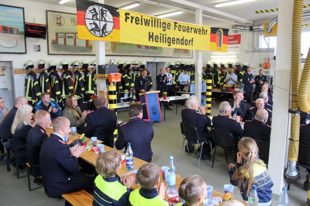 Offizielle Übergabe zweier Fahrzeuge durch Oberbürgermeister Weilmann, Foto: Freiwillige Feuerwehr Heiligendorf