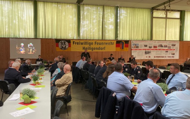 Vereinsvorsitzender Tobias Schmidt begrüßt Mitglieder und Gäste, Foto: Freiwillige Feuerwehr Heiligendorf