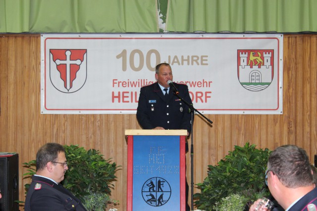 Ortsbrandmeister Tobias Schmidt begrüßt die Gäste der Festversammlung, Foto: Freiwillige Feuerwehr Heiligendorf
