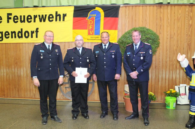 Matthias Wunderlich wurde für 25 Jahre Feuerwehr geehrt, Foto: Freiwillige Feuerwehr Heiligendorf