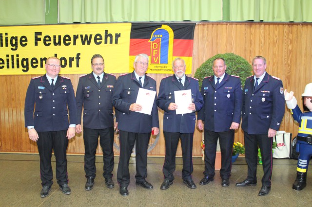 Erhard Rudolph und Bernd Brandes wurden für 50 Jahre Feuerwehr geehrt, Foto: Freiwillige Feuerwehr Heiligendorf