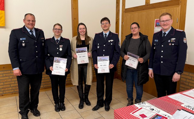 Mitgliederversammlung: Ehrung für 10 Jahre Mitgliedschaft, Foto: Freiwillige Feuerwehr Heiligendorf