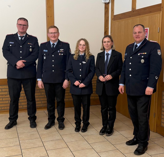 Jahreshauptversammlung: Ernennung zu Feuerwehrfrau-Anwärterinnen, Foto: Freiwillige Feuerwehr Heiligendorf