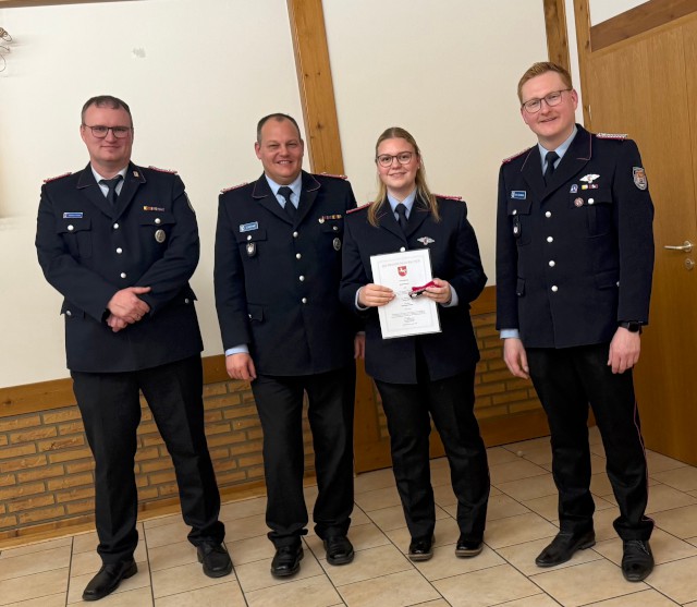 Jahreshauptversammlung: Beförderung zur Oberfeuerwehrfrau, Foto: Freiwillige Feuerwehr Heiligendorf