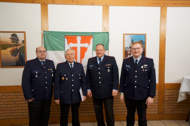 JHV: Ehrenzeichen des Landesfeuerwehrverbands für 70 Jahre aktive Mitgliedschaft, Foto: Freiwillige Feuerwehr Heiligendorf