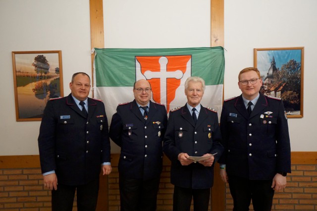 JHV: Ehrenzeichen des Landesfeuerwehrverbands für 70 Jahre aktive Mitgliedschaft, Foto: Freiwillige Feuerwehr Heiligendorf