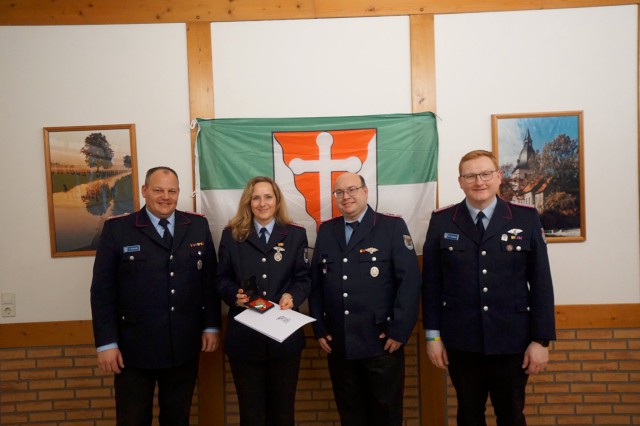 JHV: Ehrung mit der Bronzenen Ehrenmedaille des Feuerwehrverbands Wolfsburg, Foto: Freiwillige Feuerwehr Heiligendorf