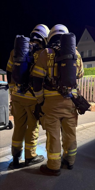Einsatz 15 / 2026, B_1 - brennender PKW auf dem Hof, Foto: Freiwillige Feuerwehr Heiligendorf