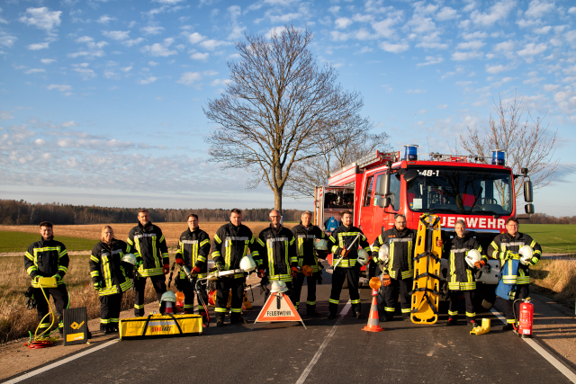 Posieren für ein Foto für die Festschrift zum 100-jährigen Jubiläum, Foto: Freiwillige Feuerwehr Heiligendorf