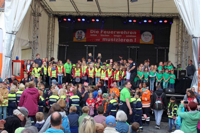 Die Kinderfeuerwehren auf und vor der Bühne des NDR, Foto: Freiwillige Feuerwehr Heiligendorf