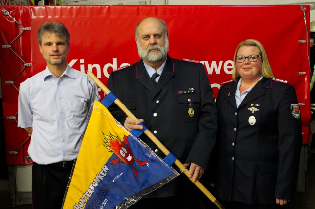 Friedrich-Wilhelm Ihlenburg schenkt den Schunterfunken einen Wimpel, Foto: Freiwillige Feuerwehr Heiligendorf