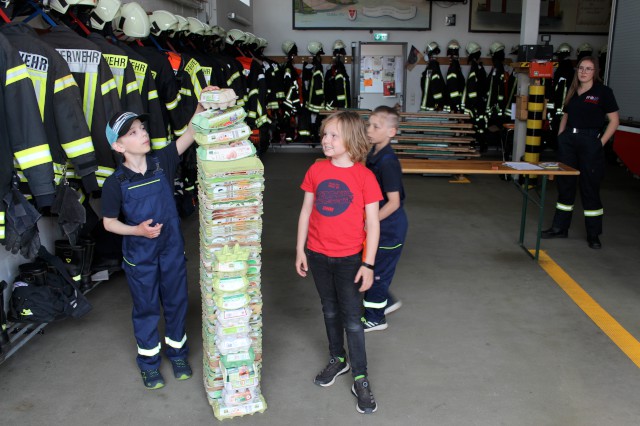 Spiel Eierkartons hochstapeln, Foto: Freiwillige Feuerwehr Heiligendorf
