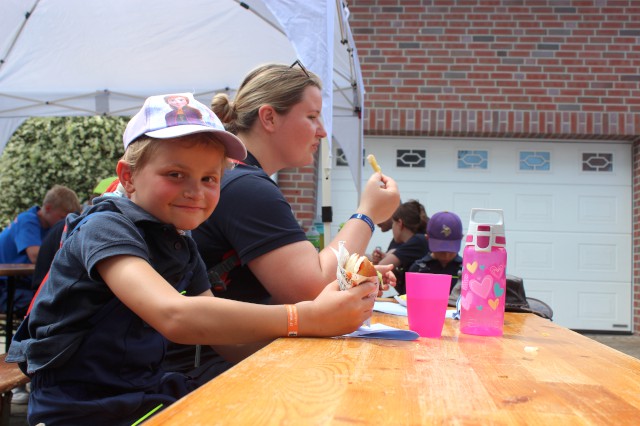 Versorgung mit Burgern und Pommes, Foto: Freiwillige Feuerwehr Heiligendorf