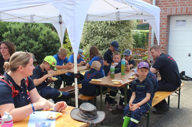 Versorgung mit Burgern und Pommes, Foto: Freiwillige Feuerwehr Heiligendorf