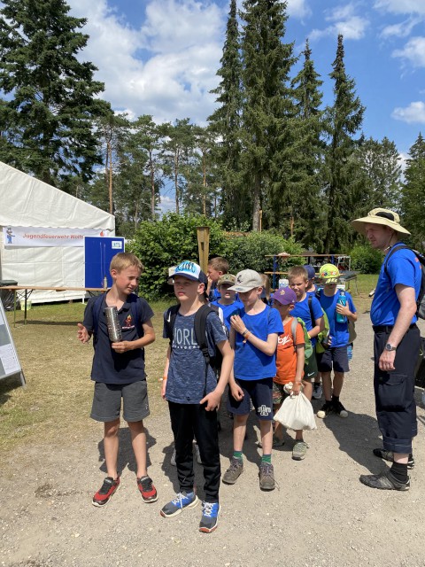 Abmarsch durch das Südsee-Camp zum Bus, Foto: Freiwillige Feuerwehr Heiligendorf