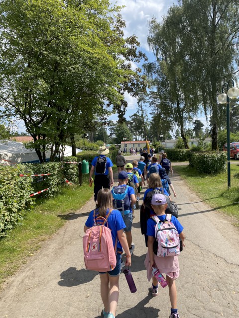 Abmarsch durch das Südsee-Camp zum Bus, Foto: Freiwillige Feuerwehr Heiligendorf