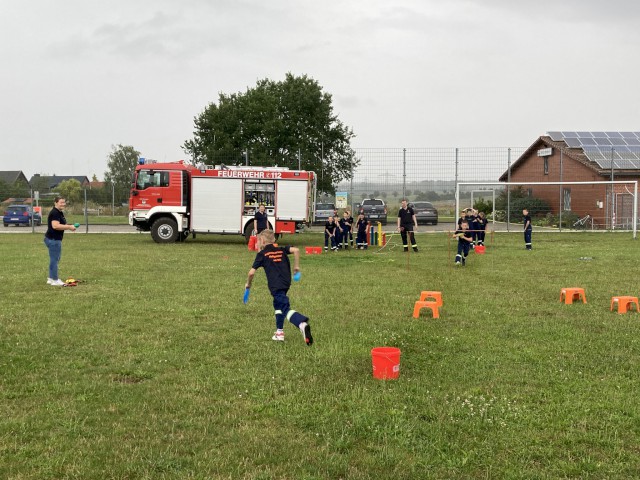 Spaßige Wasserspiele, ordentlich von oben begossen, Foto: Freiwillige Feuerwehr Heiligendorf