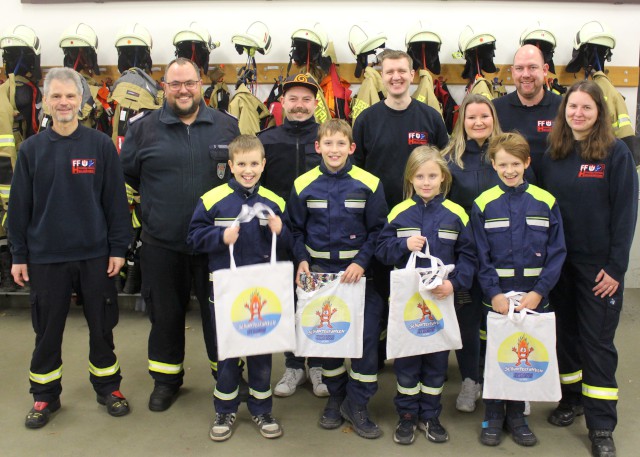 Übergabe von vier Kindern von der Kinder- zur Jugendfeuerwehr, Foto: Freiwillige Feuerwehr Heiligendorf