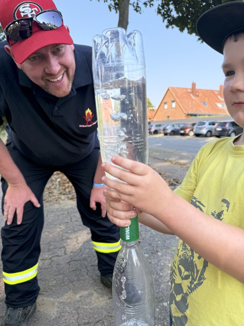 'Flaschen-Tornado' aus der Naturerlebnisbox 'Lebendiges Wasser', Foto: Freiwillige Feuerwehr Heiligendorf