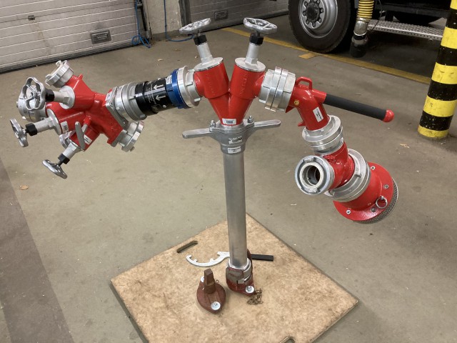 Skulptur aus wasserführenden Armaturen, Foto: Freiwillige Feuerwehr Heiligendorf