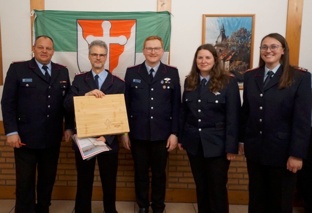 Holger Demann, als Kinderfeuerwehrwart verabschiedet und das neue Führungsduo der Schunterfunken, Gisa Verwied und Vanessa Melchien, Foto: Freiwillige Feuerwehr Heiligendorf